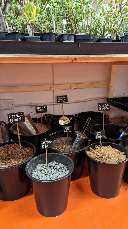 SUNDRIES BY SCOOP: Pea gravel 2L